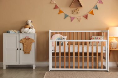 Bebek odası, beşik, masa, şifonyer ve dekor. İç tasarım