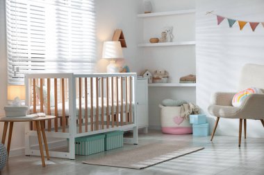 Beşik ve şifoniyerli şık bir bebek odası. İç tasarım