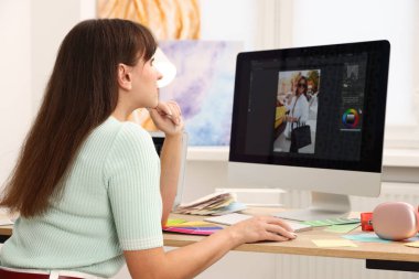 Ofisteki bilgisayarda profesyonel rötuş düzenleme fotoğrafı