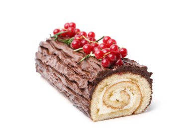 Lezzetli Noel kütüğü (geleneksel Noel pastası) beyaz üzerine kırmızı frenk üzümü izole edilmiş