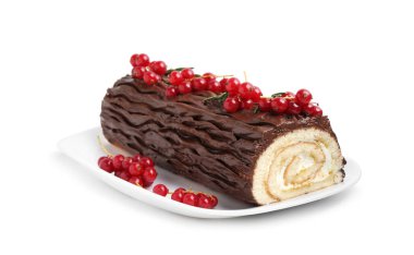 Lezzetli Noel kütüğü (geleneksel Noel pastası) beyaz üzerine kırmızı frenk üzümü izole edilmiş