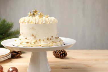 Açık ahşap masada Noel süsü olan nefis bir pasta, yakın plan. Metin için boşluk