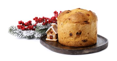 Noel yemeği. Lezzetli Panettone pastası, zencefilli kek evi ve beyaz üzerine izole edilmiş şenlikli dekorasyon.