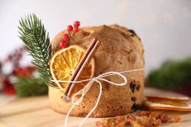 Noel yemeği. Lezzetli Panettone pastası, malzemeler ve sofrada şenlikli bir dekor, yakın plan.