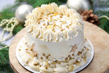 Noel dekoru olan lezzetli bir pasta, yakın plan.