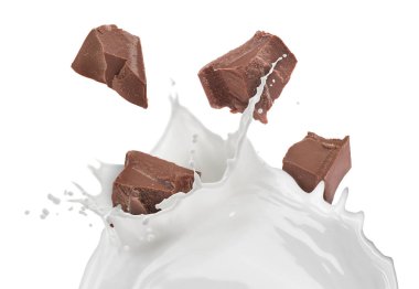 Beyaz arka planda milkshake sıçraması ve çikolata parçaları.