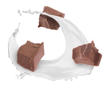 Beyaz arka planda milkshake sıçraması ve çikolata parçaları.