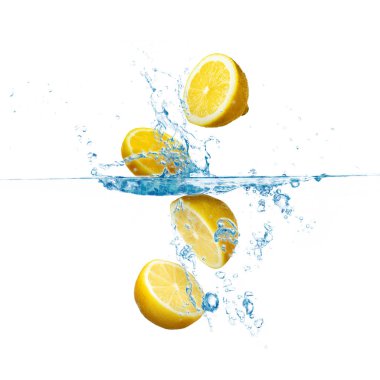 Taze limonlar beyaz arkaplana karşı suya düşüyorlar