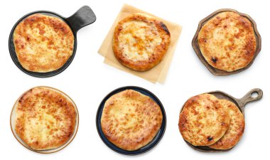 Lezzetli Megrelian Khachapuri beyaz sette izole edilmiş. Üst görünüm