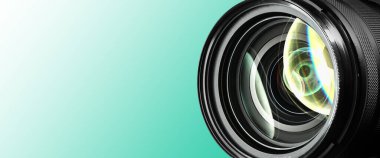 Turkuaz gradyan arka planda kamera lensi, yakın plan. Metin için alanı olan pankart tasarımı