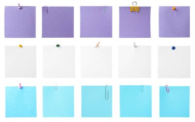 Beyaz üzerine izole bir sürü boş kağıt nota, set