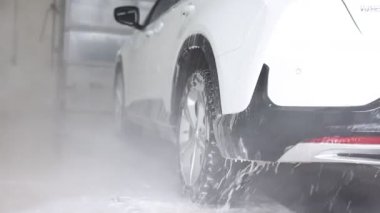 Araba yıkamada yüksek basınçlı su jeti ile oto yıkama, yakın çekim.