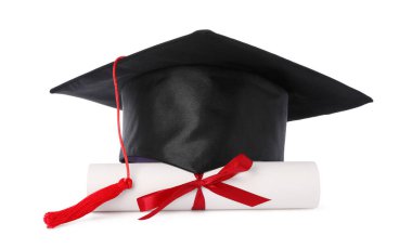 Mezuniyet kep ve üzerinde beyaz izole diploma