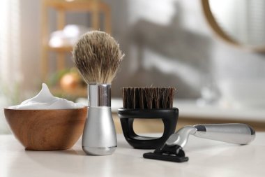 Berber aletleri beyaz ahşap masa, kapalı, yakın çekim