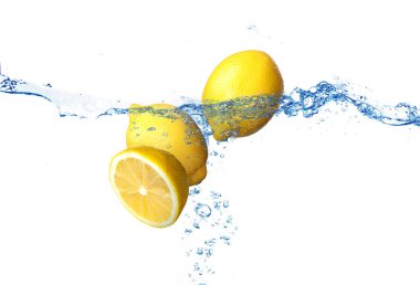 Taze limonlar beyaz arkaplana karşı suya düşüyorlar