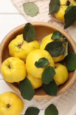 Taze olgun ayva yaprakları beyaz ahşap masa üzerinde, düz yatıyordu.