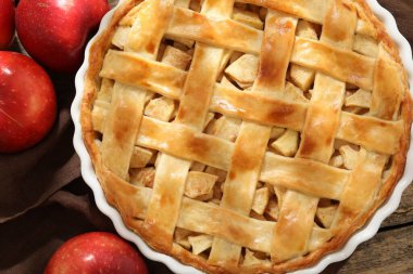 Lezzetli ev yapımı elmalı turta ve ahşap masada taze meyveler.