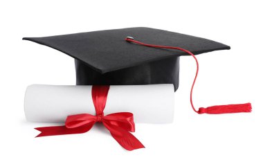 Mezuniyet kep ve üzerinde beyaz izole diploma