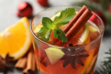 Işık masasında güzel bir kokteyl, yakın plan. Noel sezonu