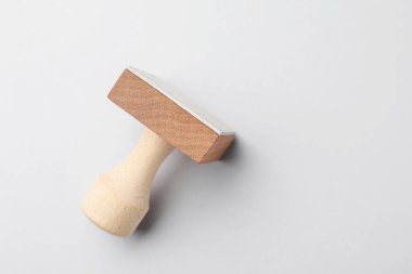 Beyaz arka planda bir tahta damga, üst manzara. Metin için boşluk