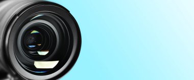 Kamera merceği mavi eğimli arkaplanda, yakın plan. Metin için alanı olan pankart tasarımı