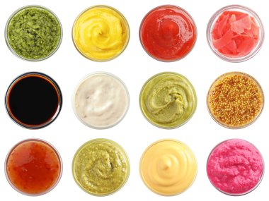 Beyazlar üzerine izole edilmiş çeşitli çeşniler. Üst görünüm