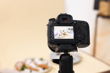 Stüdyoda kamera ile lezzetli hamur işleri çekmek, seçici odaklanma. Profesyonel yemek fotoğrafçılığı.