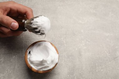 Gri masada aletleri olan berber, yakın plan. Metin için boşluk