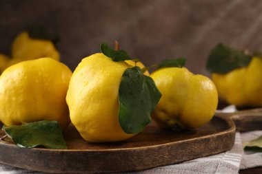 Masanın üzerinde taze, olgun ayva yaprakları, yakın plan.