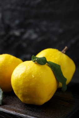 Siyah tahta üzerinde taze ayva, yakın plan.