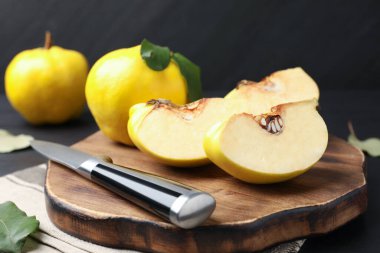 Olgun ayva ve bıçak siyah masada, yakın plan.