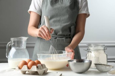 Beyaz masada hamuru hazırlayan kadın, yakın plan.