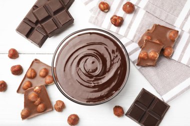 Erimiş çikolata ve fındıklı beyaz ahşap masa, düz yatıyordu.