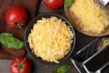 Tahta masada rendelenmiş peynir, rende, domates ve fesleğen.