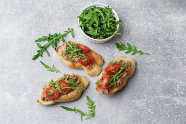 Ton balıklı, domatesli ve roka soslu lezzetli bruschettalar.