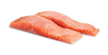 Somon filetosu parçaları beyaza izole edilmiş.