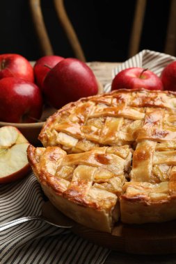 Masada nefis ev yapımı turta ve elmalar siyah arka planda, yakın plan.