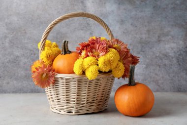 Güzel sonbahar kompozisyonu Çiçekler ve balkabakları ışık masasında