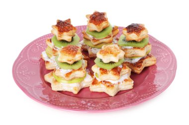 Puf böreğinden yapılmış tatlı aperatifler ve beyaz üzerine izole edilmiş kivi dilimleri. Noel yemeği