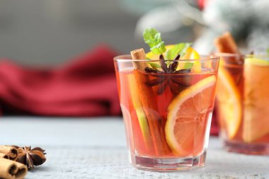 Beyaz ahşap masada gözlüklü ve baharatlı kokteyl, yakın plan. Metin için boşluk