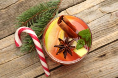 Cam, baharat ve Noel süsleri içinde nefis punç içecekler ahşap masa, düz uzanma