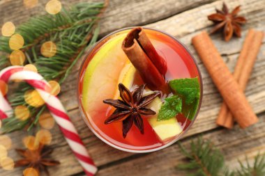 Bardakta kokteyl, baharat ve Noel süsü. Tahta masa, düz yatak. Bokeh etkisi