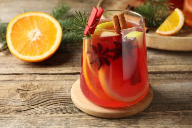 Cam, baharat, portakal ve Noel süsleri içinde nefis punç içecekler ahşap masada, yakın plan.