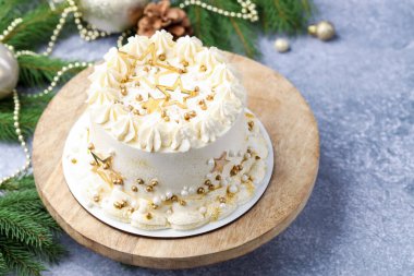 Gri masadaki Noel dekorlu lezzetli pasta, yakın plan.