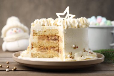 Noel desenli lezzetli pasta ve ahşap masada marşmelov, yakın plan.