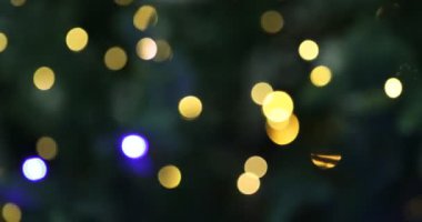 Parıldayan Noel ışıklarının bulanık görüntüsü, yakın çekim. Bokeh etkisi