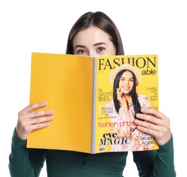 Beyaz arka planda dergisi olan güzel kadın.