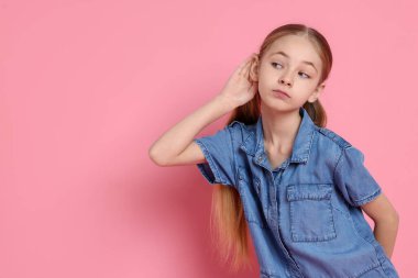 Pembe arka planda el ele hareketler gösteren kız, metin için boşluk