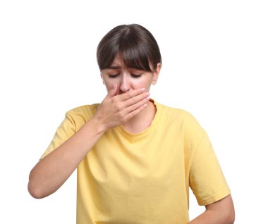 Beyaz arka planda bulantı çeken genç bir kadın.