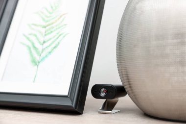 İçerideki rafta, fotoğrafın arkasında gizli casus kamerası var.